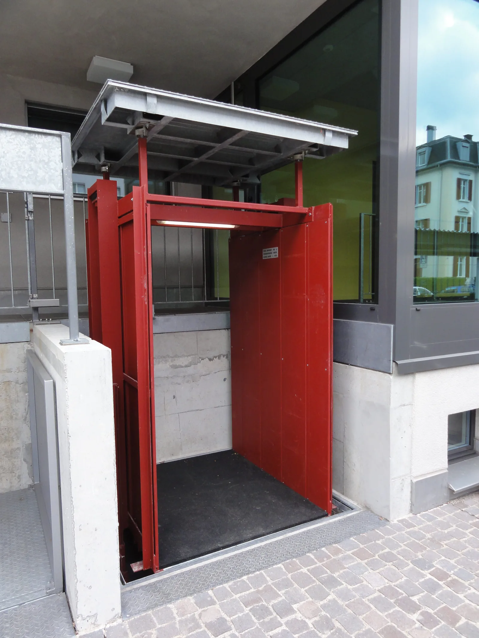 Warenlift bis 1000 kg vom Musikraum auf Strassenniveau